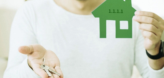 1.1.1.1 쓰여진 초록 집을 왼손에 들고 오른 손에 열쇠